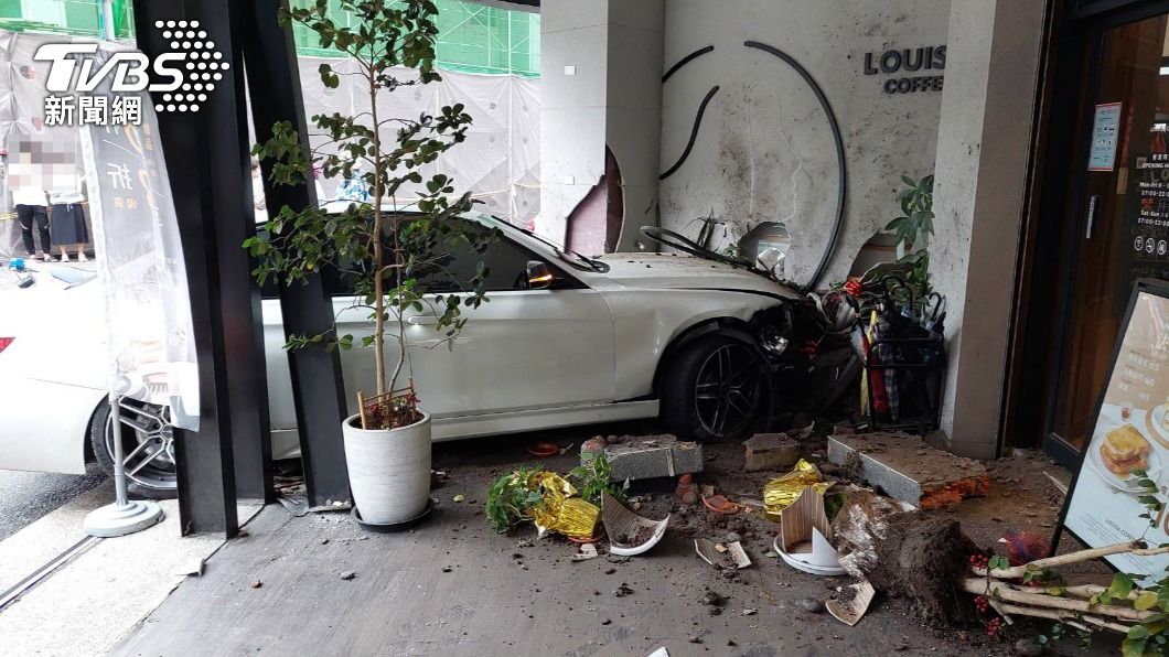 醉男拒檢衝撞咖啡店!身上藏刀突下車跑向警 警轟2槍壓制