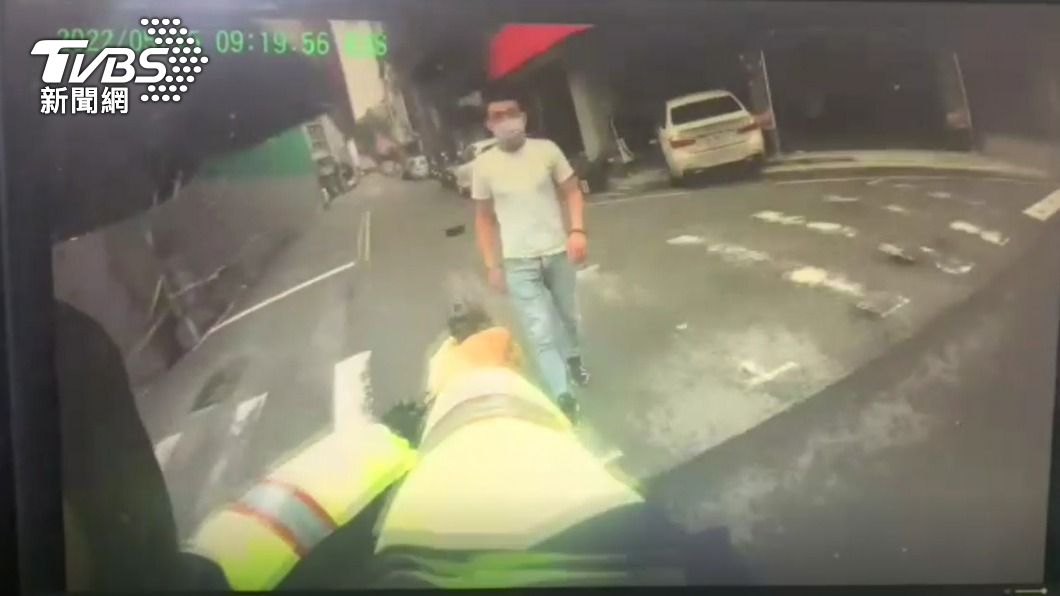 員警對空鳴槍。（圖／TVBS）