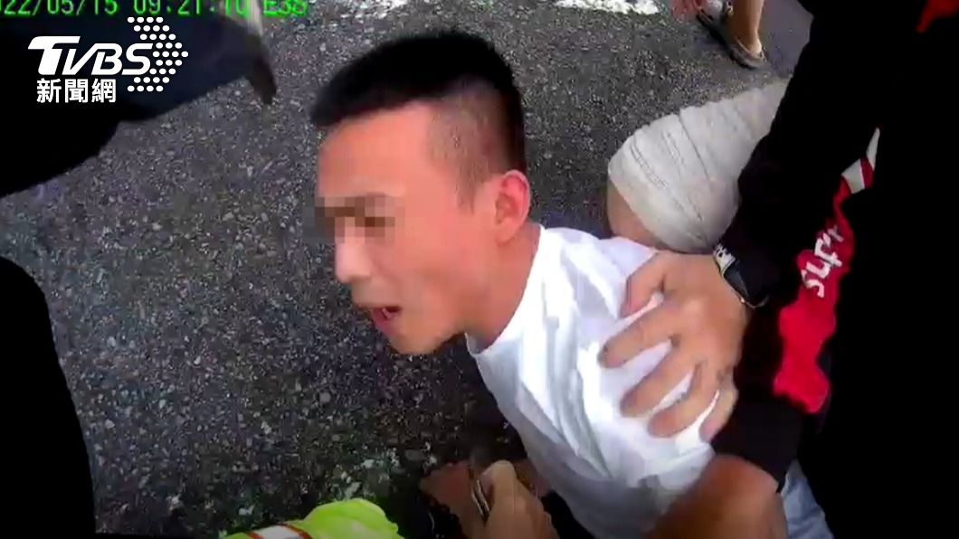 警方上前壓制。（圖／TVBS）