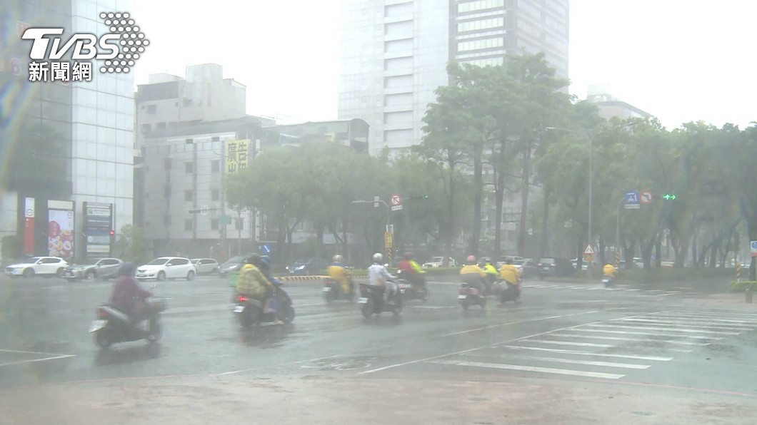雨區再擴大!18縣市豪大雨特報 強降雨夜襲這區最猛