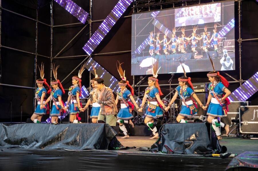 圖／太巴塱天藝文化藝術團與歌手Lowking姚宇謙跨界合作精采表演。