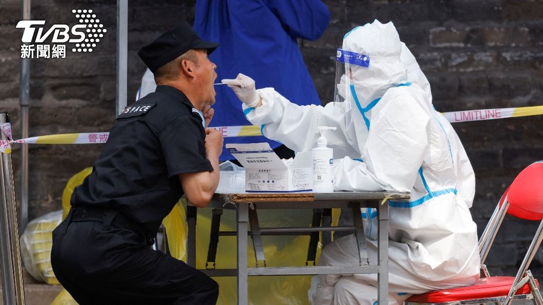 陸核酸檢測員行業搶手 日薪近9千元卻一人難求