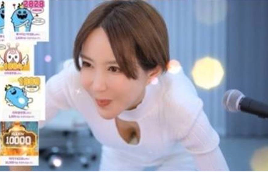 Shoo在直播中倒奶。(圖/翻攝自flextv)