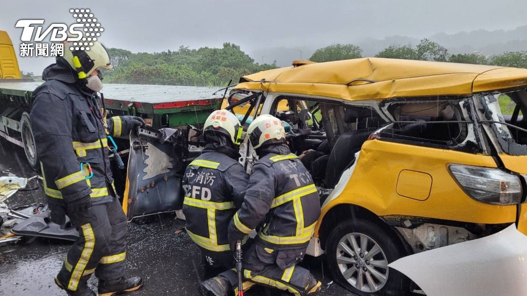 台中死亡車禍！計程車撞路旁拖板車　司機「頭顱變形」亡