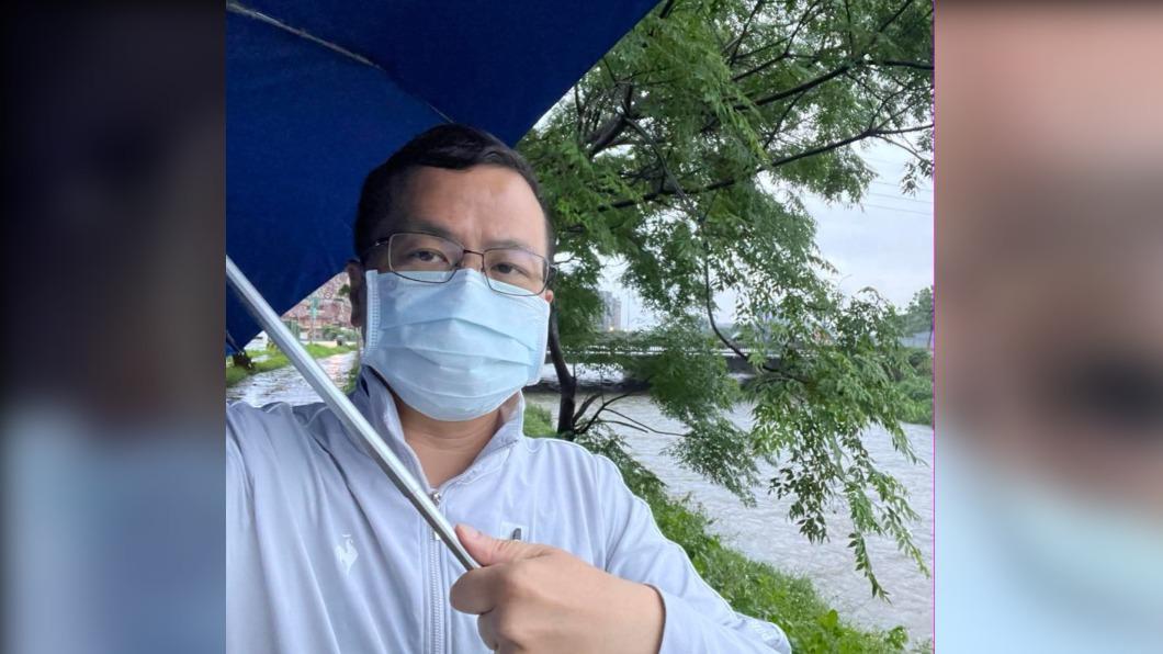 請辭後無公職在身！　羅智強清晨5點雨中曝心聲