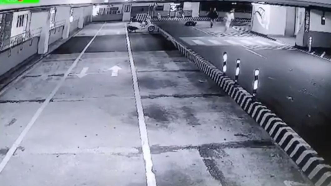 西門町峨眉停車場濺血！5惡煞持西瓜刀砍人　火速遭逮