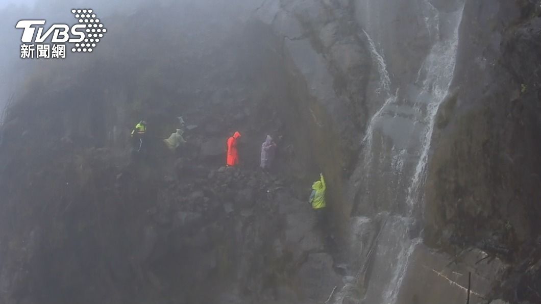 山區暴雨!眠月線大崩壁成「瀑布」 斷3登山客回程路