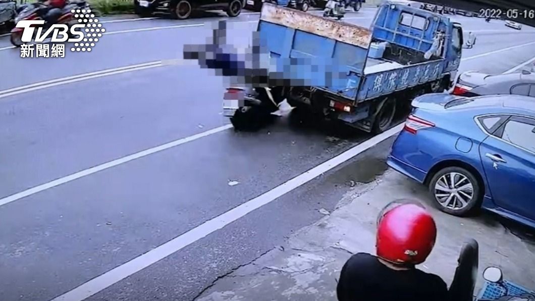 貨車司機違停買檳榔!騎士分心追撞 龍頭對折傷重亡