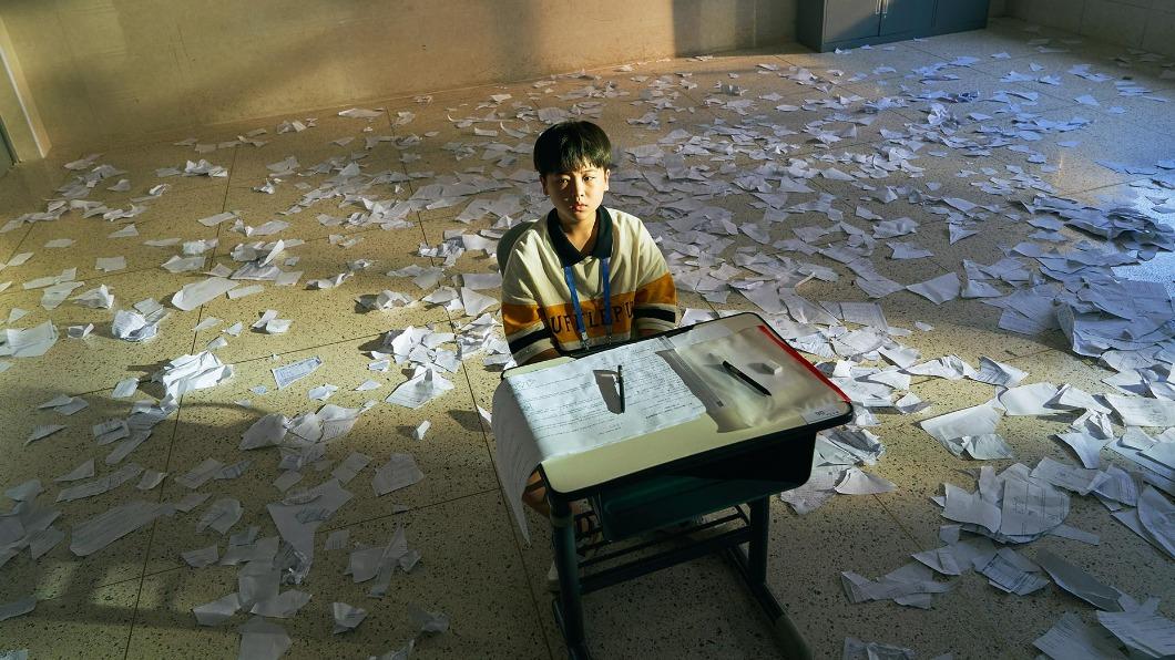 蔣欣戲裡的高壓式教育最終把兒子逼瘋出現幻覺。(圖/中天娛樂台提供)