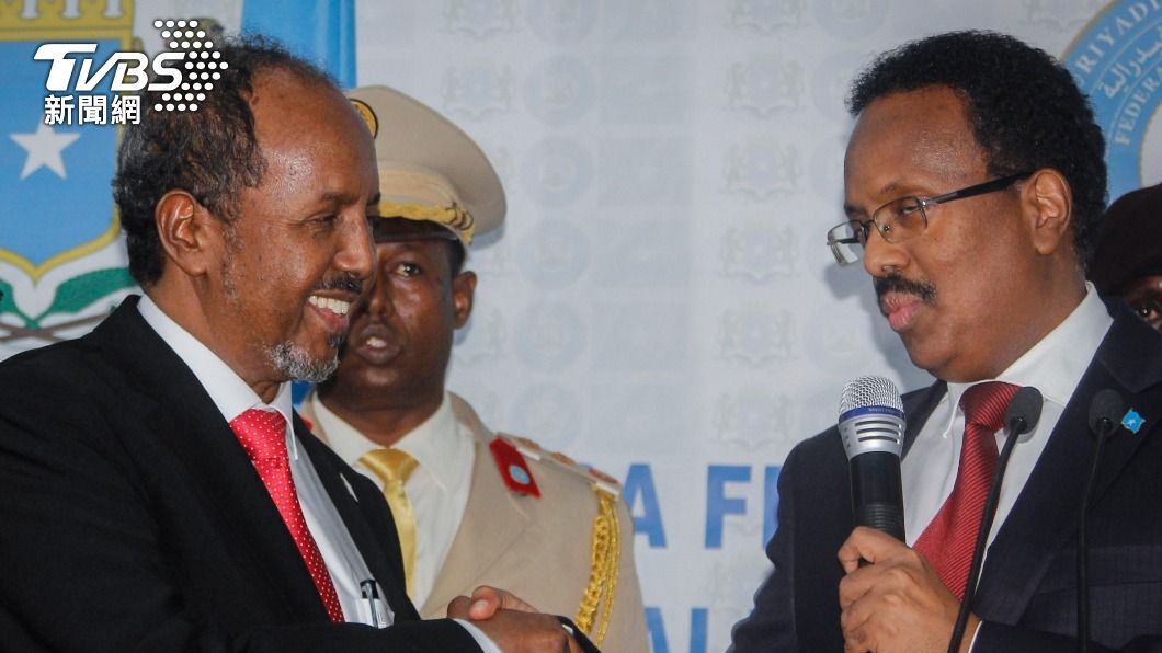 新總統穆罕默德(Hassan Sheikh Mohamud / 圖左)和現任總統法馬喬(Farmajo / 圖右)握手致意。(圖/達志影像美聯社)