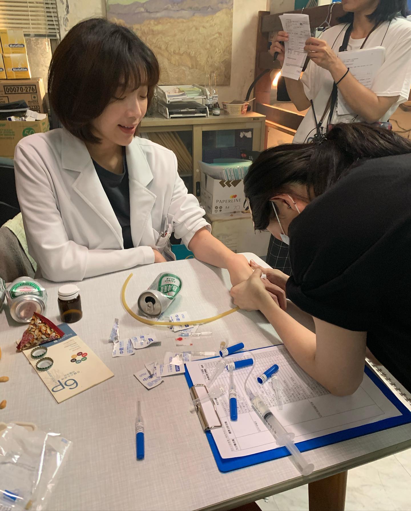 蔡淑臻自告奮勇被針戳。(圖/公共電視提供)