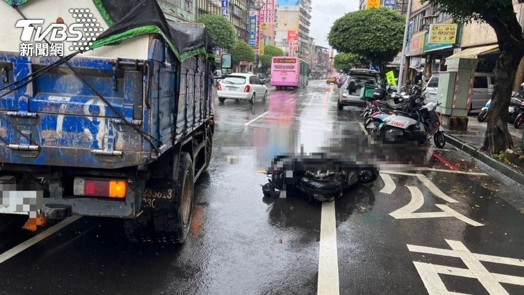 男騎士遭小貨車追撞。（圖／TVBS）
