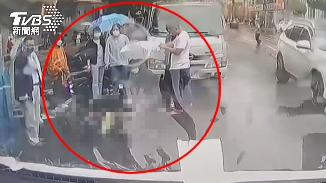 雨天剎車打滑自摔 男大生遭後方小貨車追撞輾壓死亡