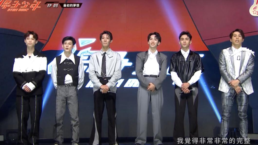 田一德（右1）帶領土星演出。（圖／翻攝自《原子少年》節目片段）