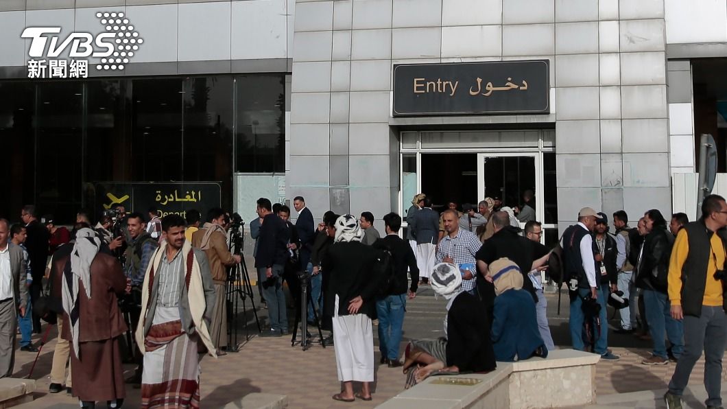 大批乘客在沙那國際機場(Sana'a International Airport)外等候搭機。(圖/達志影像美聯社)