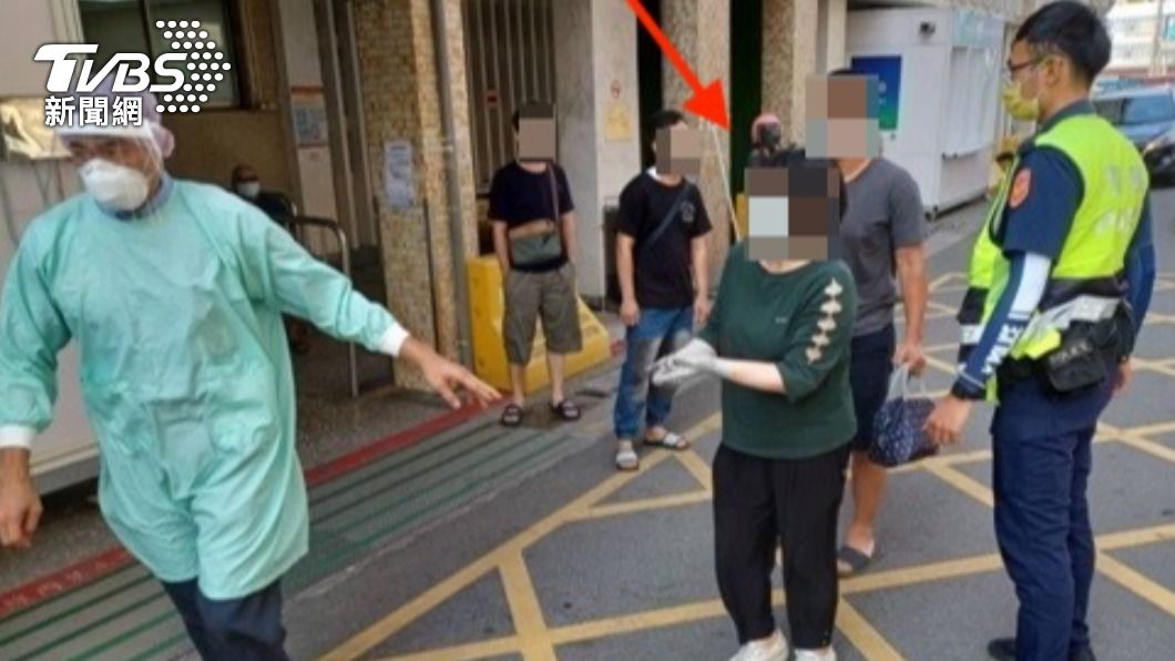 妻手指被車門夾斷!遇塞車卡路上 夫攔警鳴笛開道