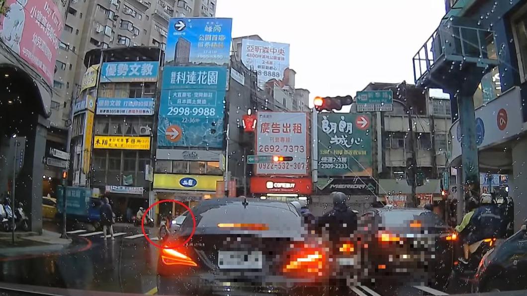 女學生慘遭休旅車撞倒在地。(圖/翻攝爆廢公社)