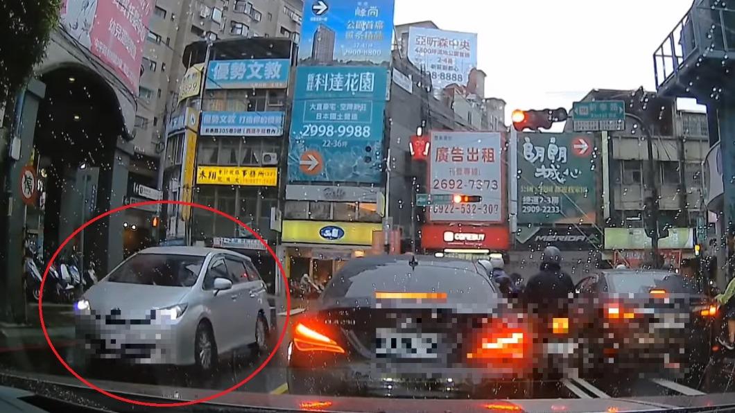 肇事車輛不到30秒就離開現場。(圖/翻攝爆廢公社)