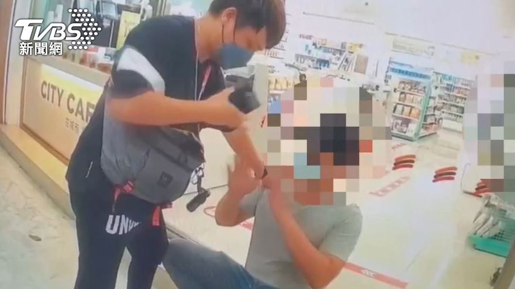 便衣員警於雙方面交時埋伏逮人。（圖／TVBS）
