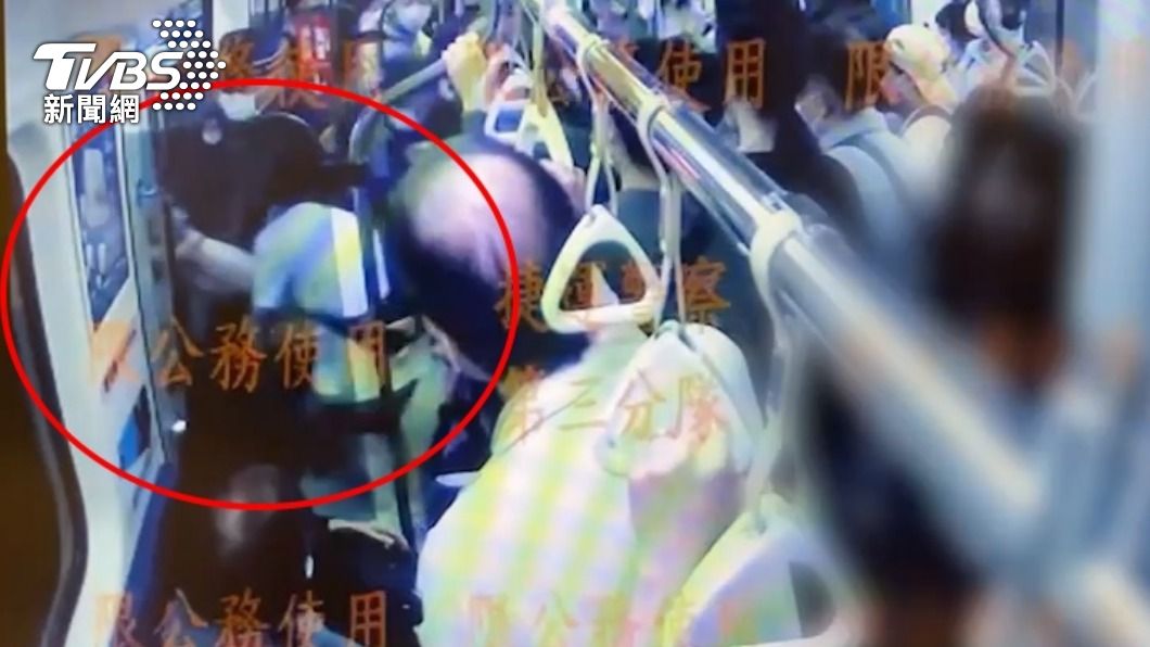 警方與站務人員趕緊將女子抬出。(圖/TVBS)