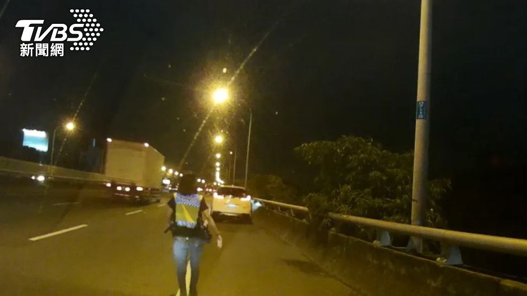 廖女緊急停在路肩。(圖/翻攝自記者爆料網)