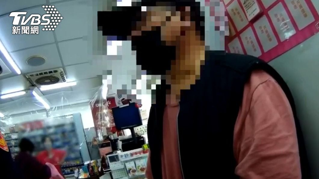 警員耐心地向男子解釋詐騙手法,才讓他恍然大悟。(圖/TVBS)