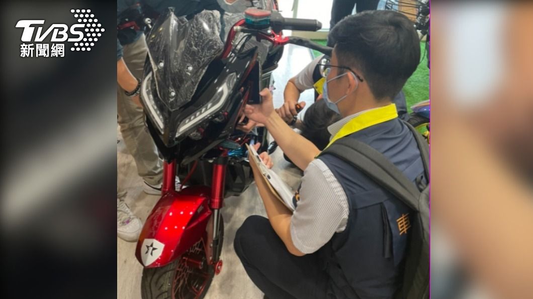車頭發現有電線外露,很可能就是有改裝調速。(圖/TVBS)