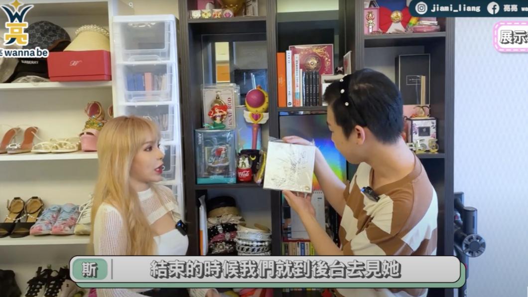 斯亞(左)首次開箱住家。(圖/翻攝自亮亮wanna be)