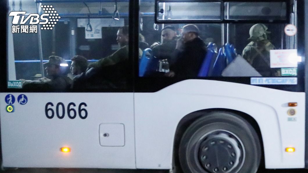 亞速鋼鐵廠內的烏軍坐在公車上被送往親俄派掌控的地區。(圖/達志影像路透社)