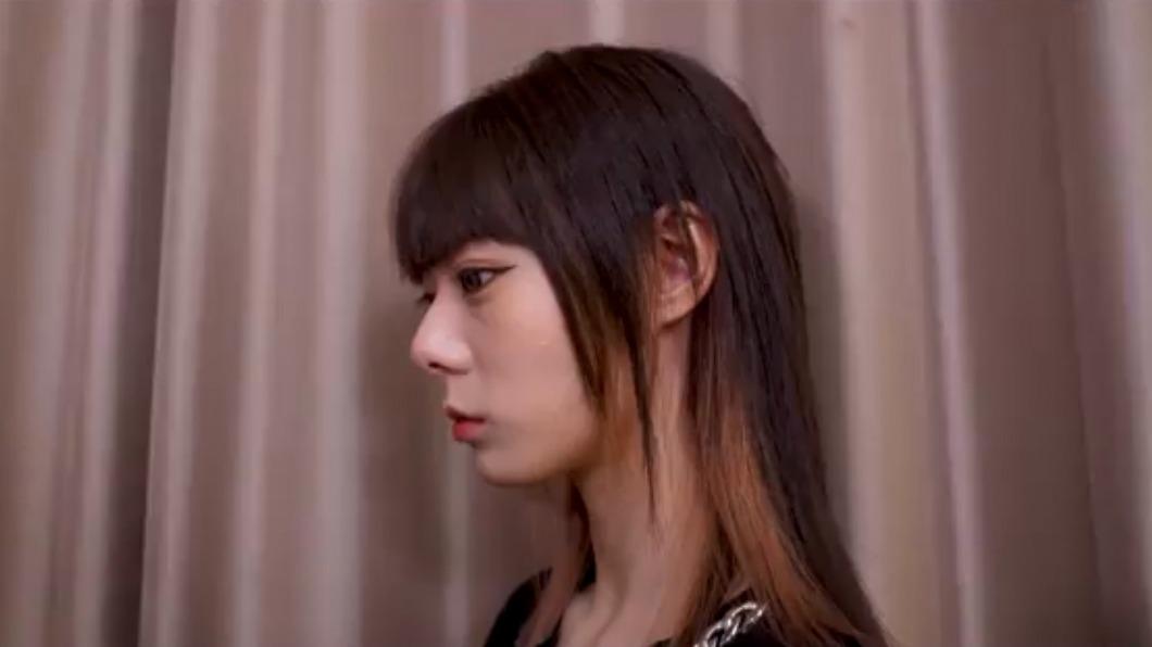雙胞胎妹妹體驗6300元奢華剪髮。(圖/翻攝自 JoemanYT)