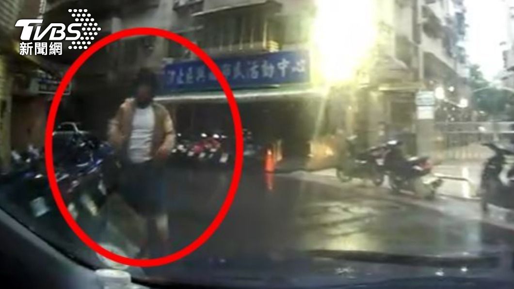 看準年輕女店員值大夜班!毒犯持刀行搶 見警贓款隨便丟