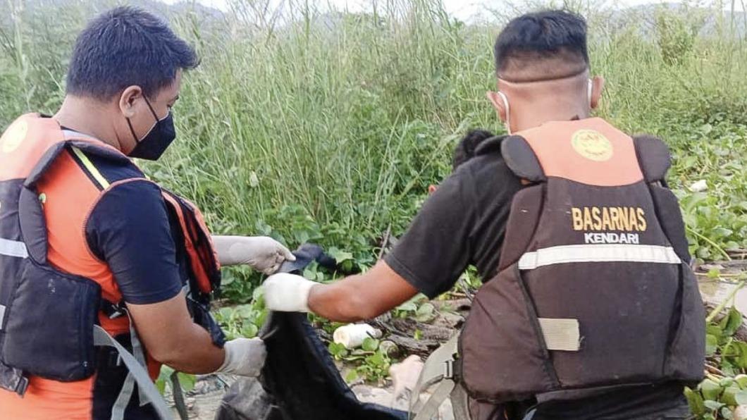 警方在岸邊發現瓦卡林的其他屍塊。(圖/翻攝自detik.com)