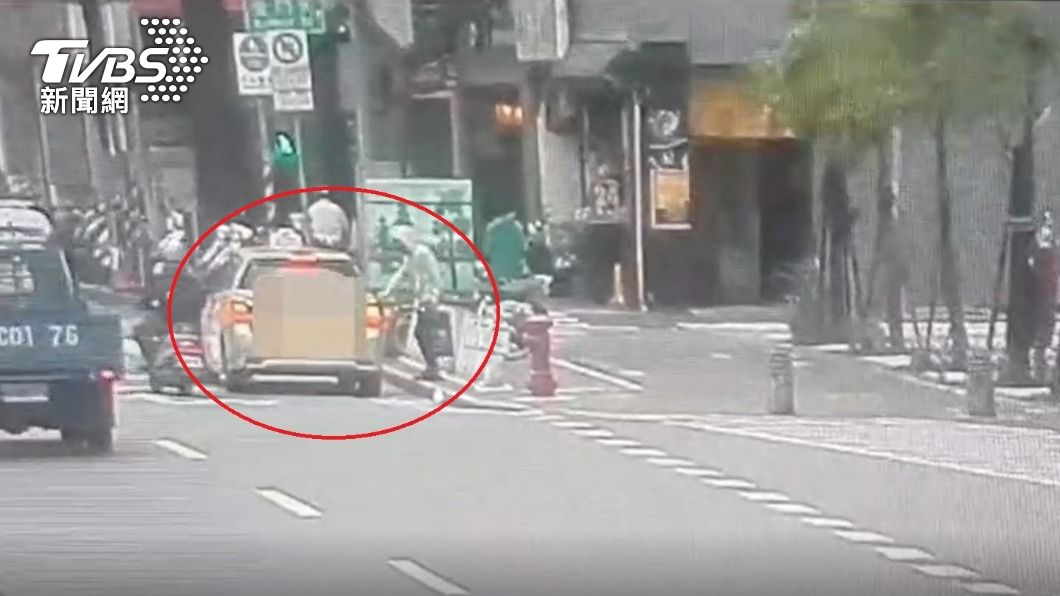 楊姓車手取得贓款後,準備搭乘計程車離去。(圖/TVBS)