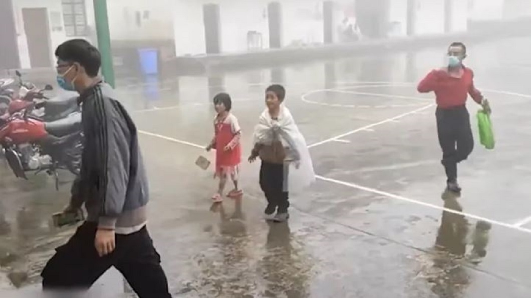 只為做免費PCR 8歲小兄妹披塑膠袋淋雨走20公里