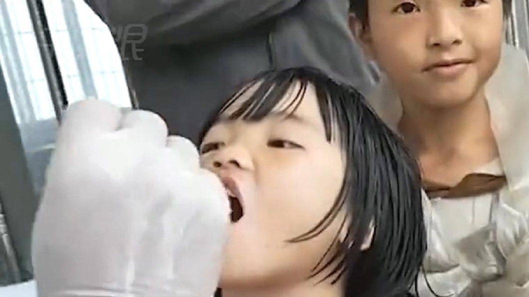 據學校老師透露這對小兄妹家境貧困。（圖／翻攝自搜狐千里眼）