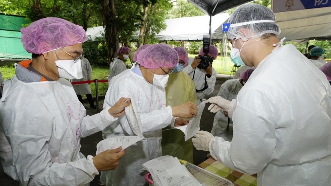 柯文哲視察台大篩檢站。(圖/北市府提供)