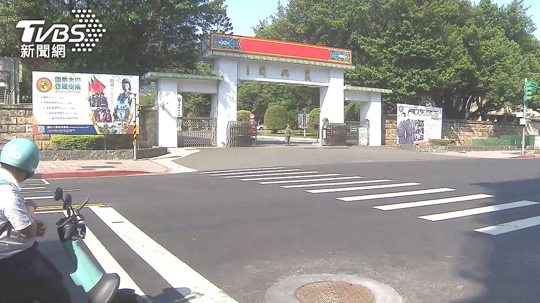 49歲的國防大學資源管理及決策研究所己婚上校所長賴智明,被爆偷吃小17歲的少校女學生。(圖/TVBS)