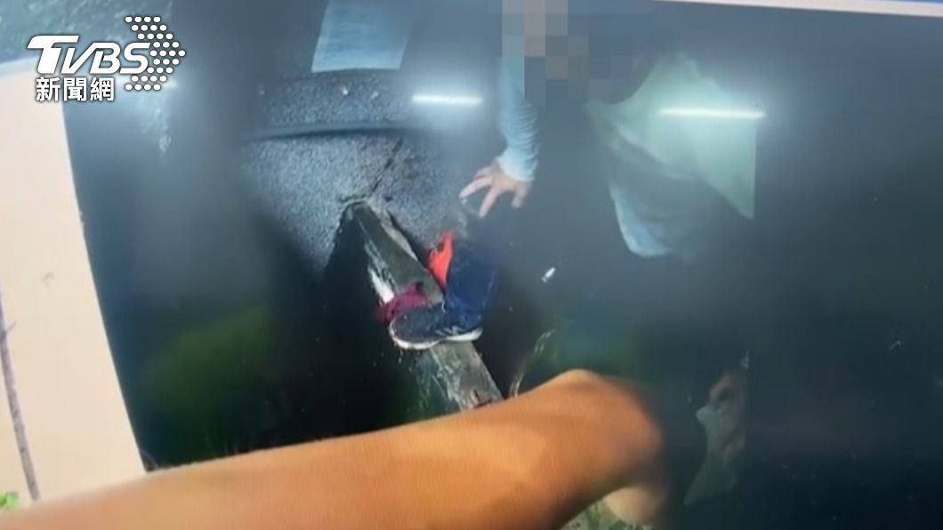 其中一名嫌犯還躲進廢棄建築物內，仍遭警方逮捕。（圖／TVBS）