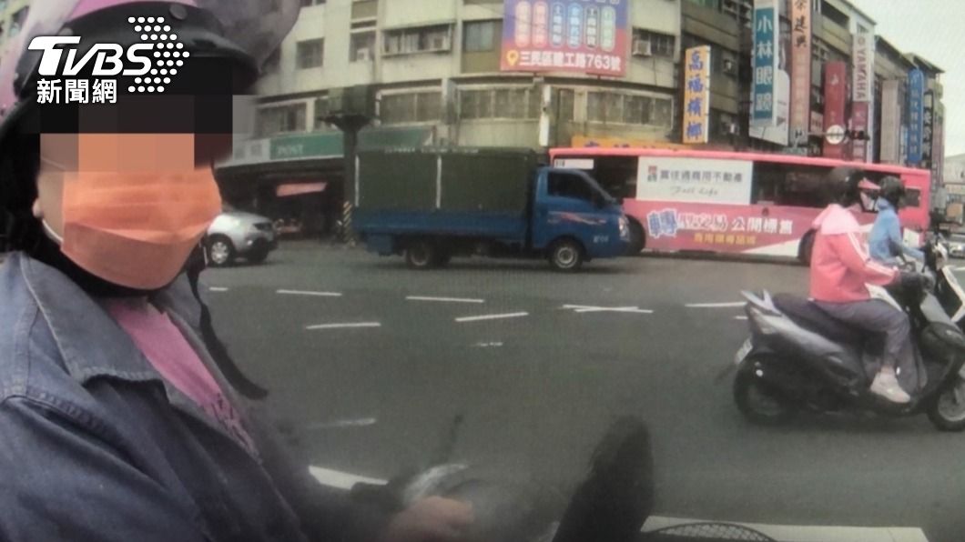 阿嬤違規不配合盤查反催油門　女警遭撞倒、兩人雙雙掛彩