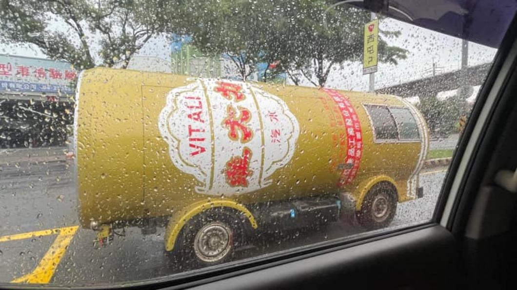 台中網友分享在路上看見維大力車的景象。(圖/翻攝自爆廢公社公開版)