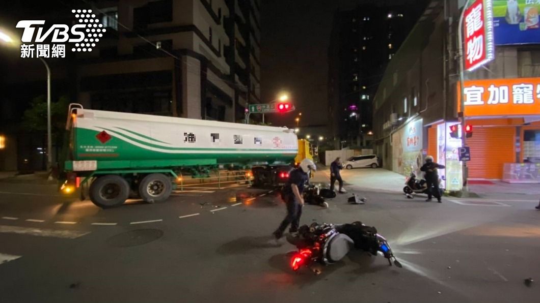 油罐車想左轉卻打錯方向燈　害2騎士慘摔險遭捲車底