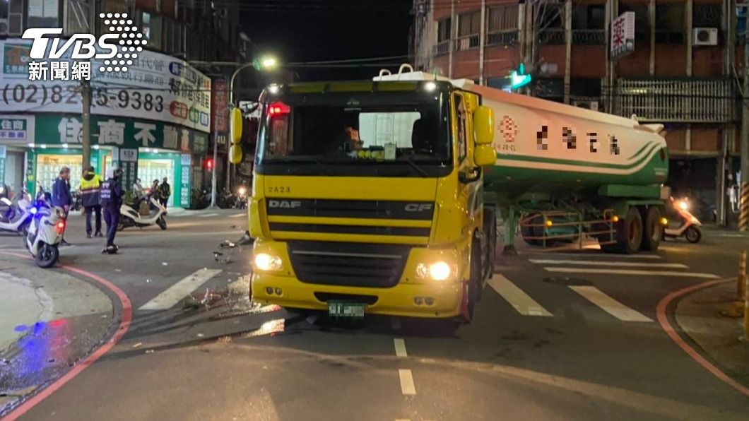 油罐車欲左轉卻打成右轉燈，導致對向機車煞車不及撞上。（圖／TVBS）