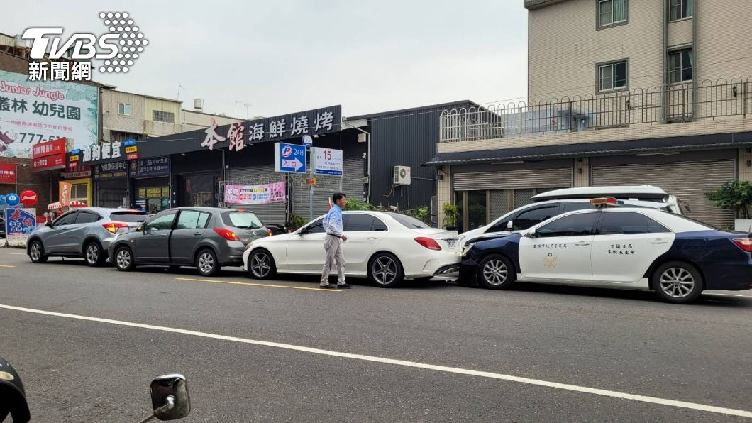 毛毛的！警剛從殯儀館離開　莫名追撞3車、頭濺血