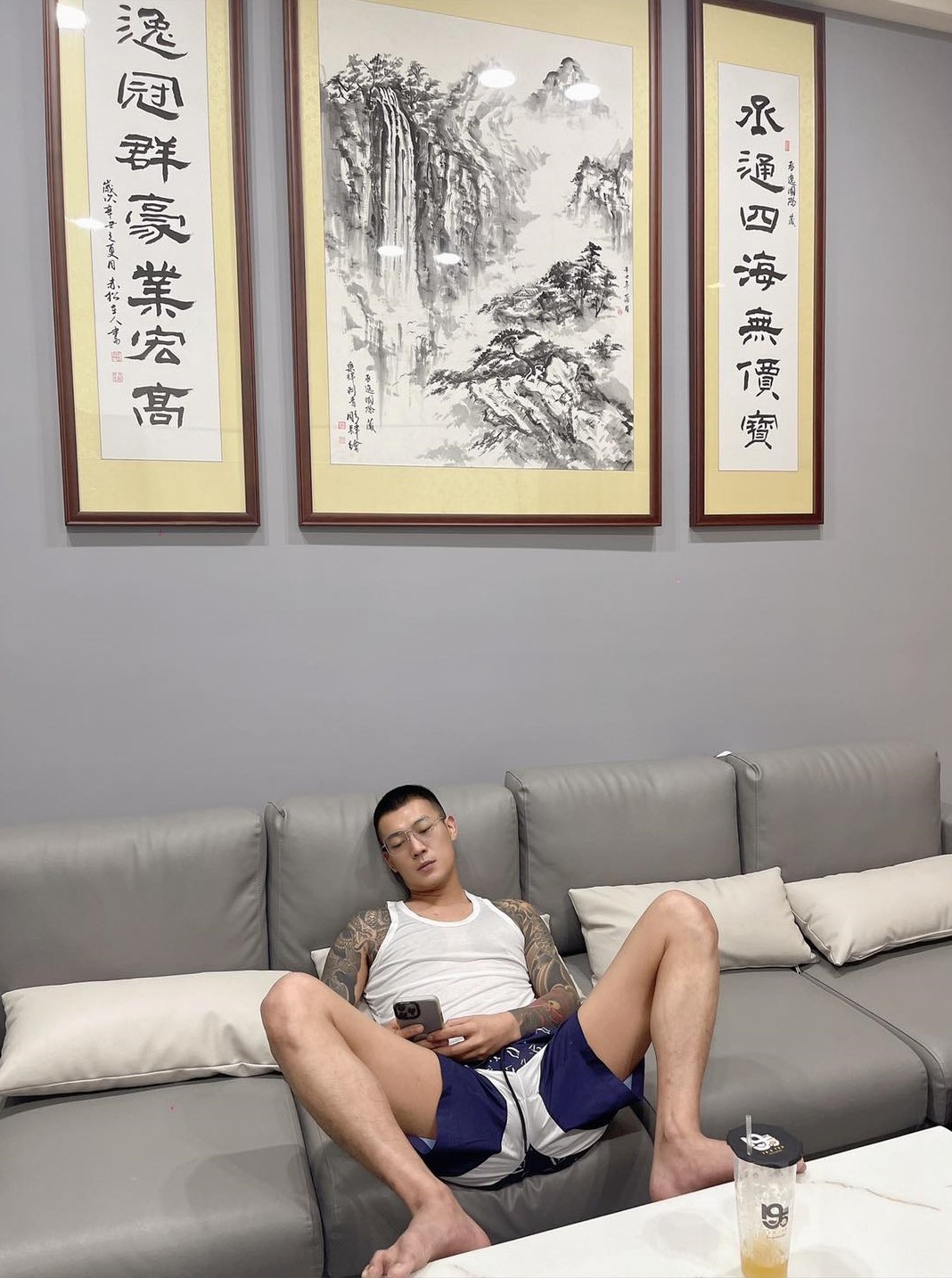 鳳梨頭痛到躺在沙發上動彈不得。(圖/翻攝自鳳梨臉書)