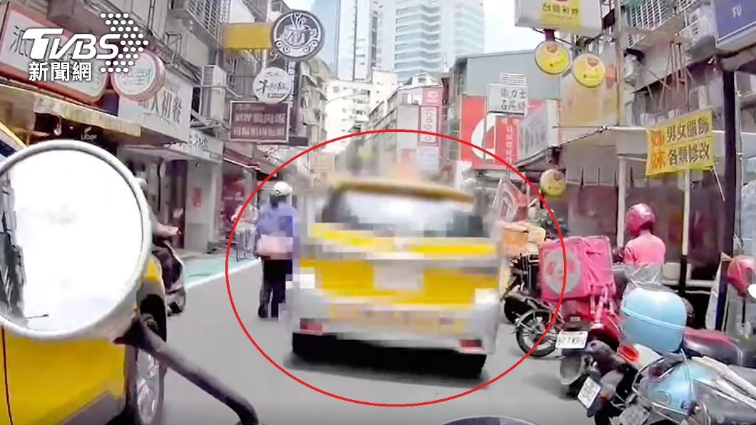 警員取締違規併排停車的計程車,意外查獲通緝犯。(圖/TVBS)