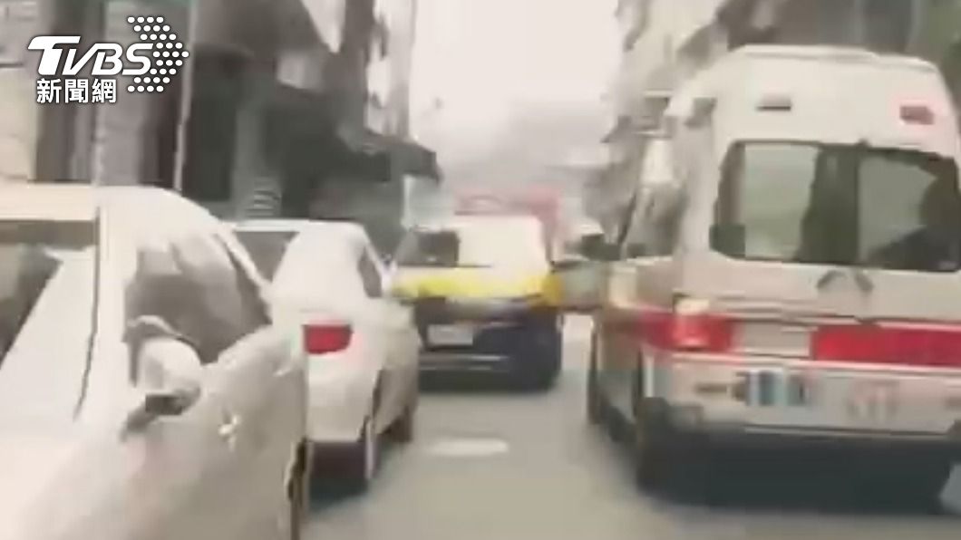 八旬翁昏迷急送醫!小黃運將擋救護車 稱「路寬可會車」