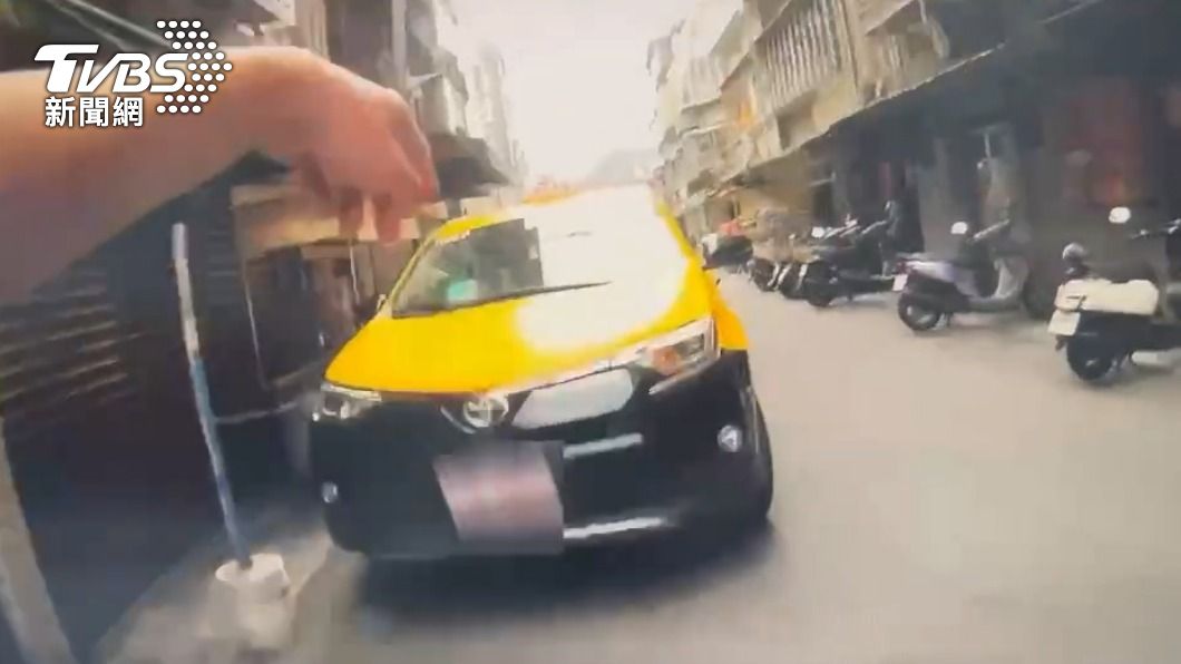 巷弄兩旁擺放了不少機車。(圖/TVBS)