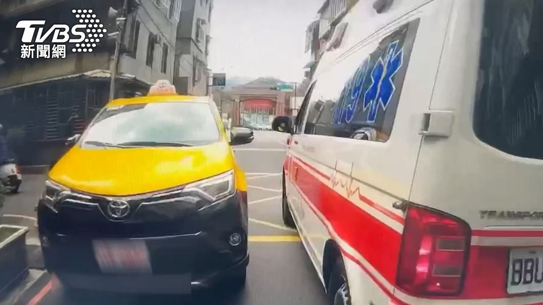 計程車退到路口救護車才開出去。(圖/TVBS)