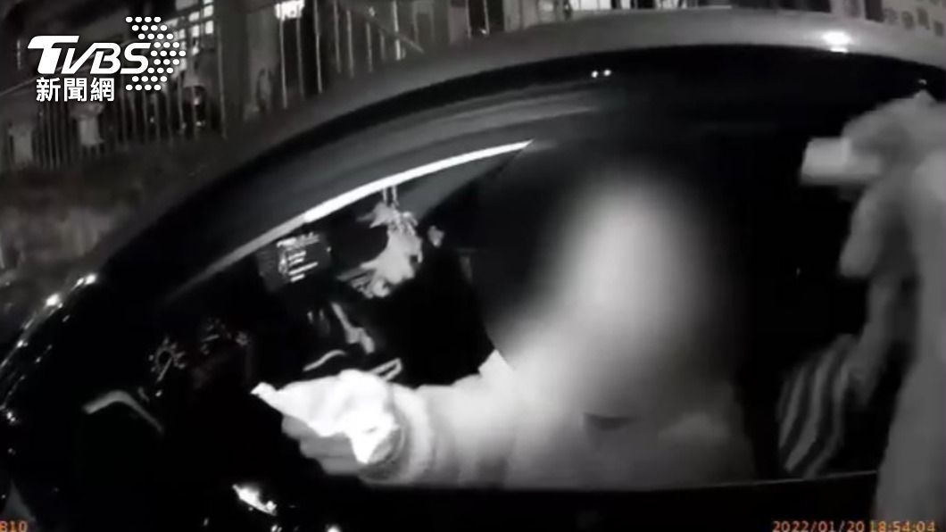違規遭攔不滿!男嗆女警「菜鳥」還撕罰單 蓄意開車門撞腿