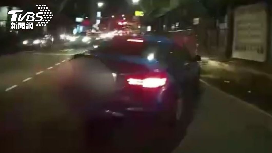 女警將違規車輛攔下。(圖/TVBS)